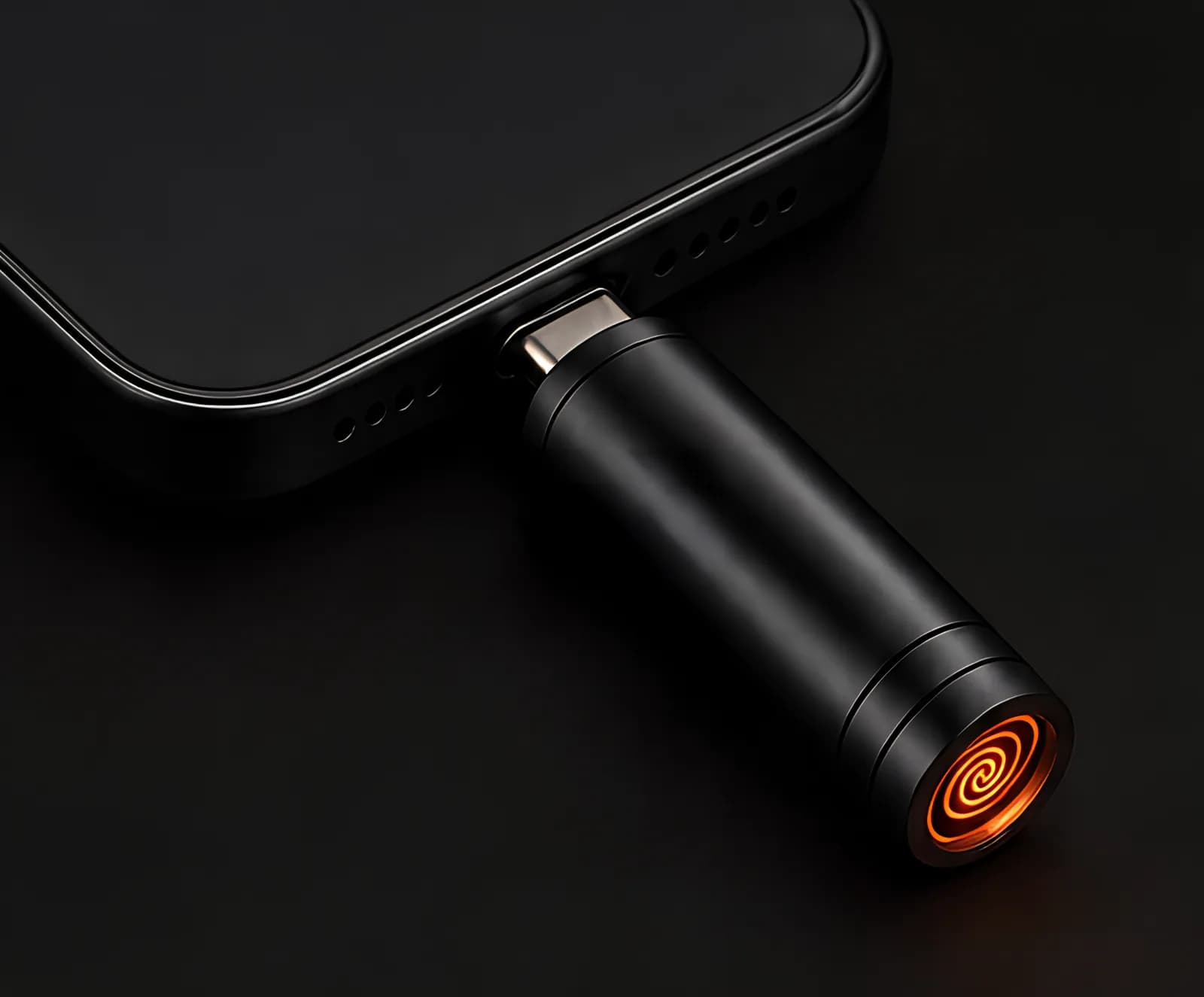 Mechero negro enchufado al puerto USB-C de un móvil